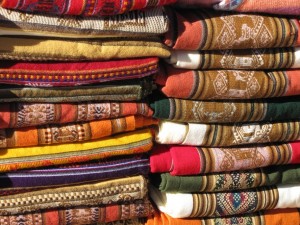 Bunte Tücher auf dem Hexenmarkt