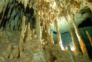 Stalagmiten und Stalagtiten