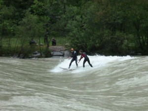 Stehende Flußwellen eignen sich hervorragend zum Surfen
