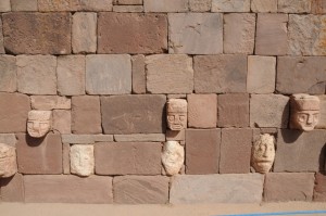 Nagelköpfe in Tiwanaku