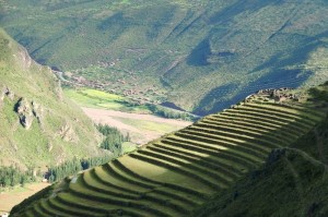 Inkaterrassen über dem heiligen Tal bei Machu Pichu