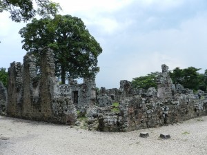Die Ruinen von Panama La Vieja tronen vor den Wolkenkratzer der Hauptstadt
