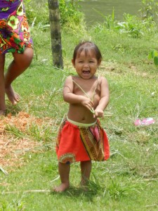 Kleinkind der Embera Gemeinschaft