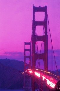 Das Wahrzeichen San Franciscos die Golden Gate Bridge bietet besonders in der Abenddämmerung einen überwältigendes Motiv.