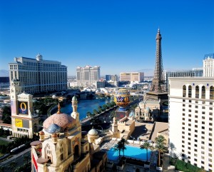 Mitten in der Wüste Nevadas erhebt sich das bunte Spielerparadies von Las Vegas.