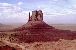Auf einer Wandertour durch das Monument Valley erheben sich immer wieder die gigantischen Tafelberge aus der flachen Landschaft.