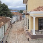Einfache Häuser im spanischen Kolonialstil an einer typischen Gasse