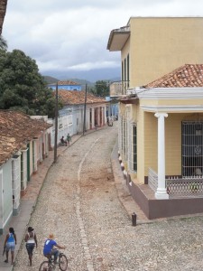 Einfache Häuser im spanischen Kolonialstil an einer typischen Gasse