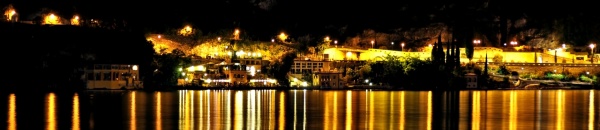 Der Hafen von Riva del Garda bei Nacht