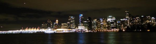 Vancouver bei Nacht. Ein Bild aufgenommen im Stanley Park.