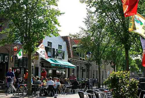 Flanierrmeile mit Cafés und Kneipen in Midsland.