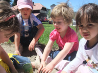Kinder lernen schnell den Kontakt zu einheimischen Kindern und können von ihnen lernen.