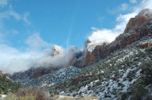Die Wolken verziehen sich aus den Gipfeln des Zion National Park