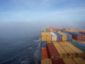 Der mystische Nebel während einer Reise mit dem Frachtschiff
