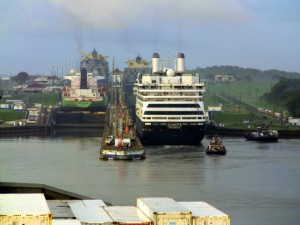 Mit Frachtschiffreisen durch die Seenlandschaft des Panamakanals