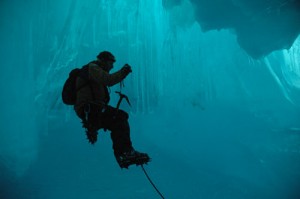 Eisklettern in einer Höhle in der Antarktis