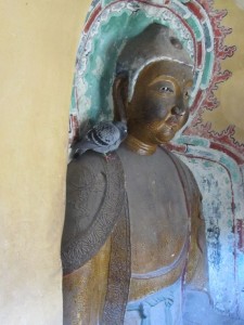 Buddhastatue mit Taube auf der Schulter