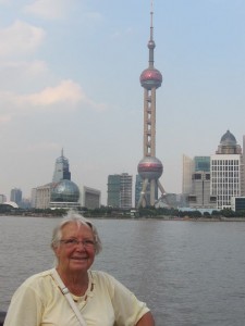 Edith vor dem Pearl Tower