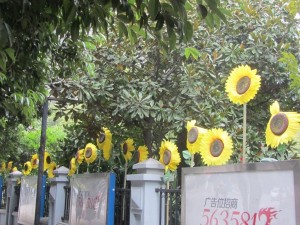 künstliche Sonnenblumen