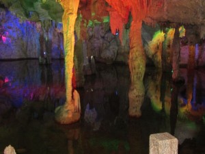 bunt beleuchtete Drachenhöhle