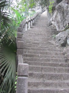 eine steile Treppe führt hinauf