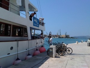 Boot und Bike Kroatien beim Beladen des Schiffes