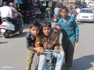 Kinder mit ihrem Fahrrad