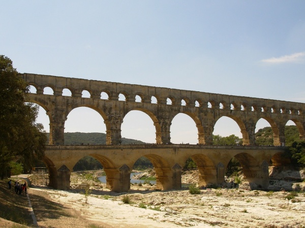 Die beeindruckende Aquädukt-Brücke Pont du Gard