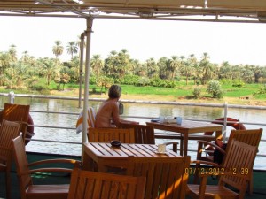 Blick vom Sonnendeck auf den Nil