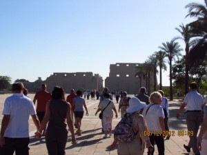Touristen am Karnak Tempel