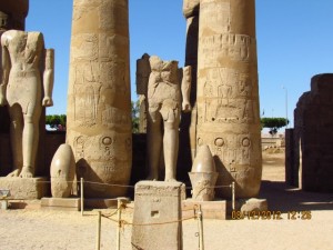 Riesige Statuen im Tempel von Luxor