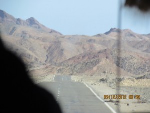 Landstrasse durch die ägyptische Wüste