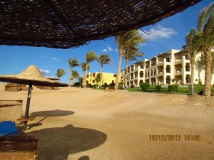 Blick vom Strand auf das Iberotel Lamaya Resort