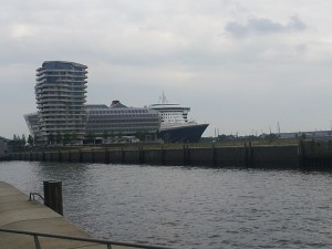 Queen Mary 2 Cruise Center Hamburg
