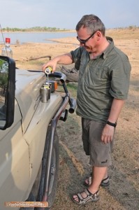 Ein kühler Gin & Tonic am Wasserloch im Hwange Nationalpark.
