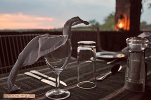 Am Mandavu Stausee im Hwange Nationalpark -Abendbrotstisch