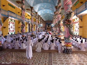 die Andacht im Cao Dai Tempel