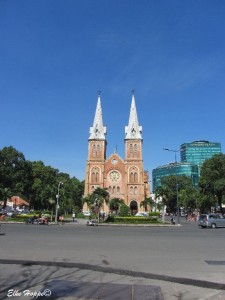 die Kathedrale Notre Dame am Platz der Pariser Kommune