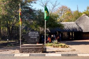 Beflaggter Eingang zum Victoria Falls Rainforest