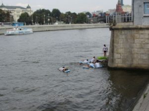 Schwimmer in der Moskva