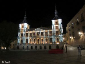 das Rathaus von Toledo bei Nacht