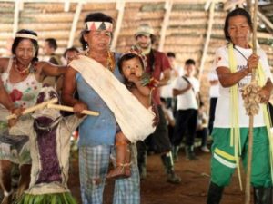 Besuch beim Indianerstamm am Amazonas