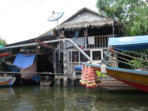 Chao Phraya Holzhütte