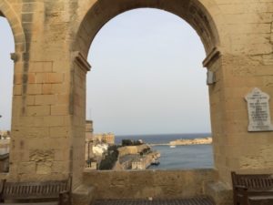 Torbogen in Valetta mit Meerblick Malta
